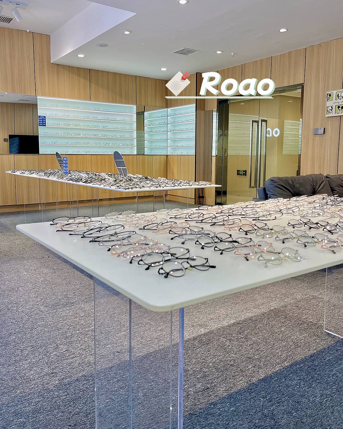 ROAO眼镜 五一广场店门店内景,镜架陈列墙与展示台